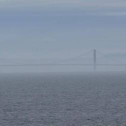 Die Golden Gate Bridge erscheint im Dunst