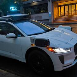 Eines von vielen autonom fahrenden Google Waymos.