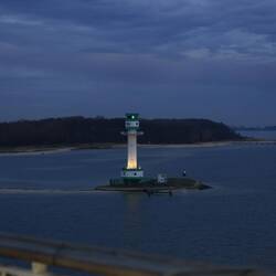 Den Leuchtturm passieren wir kurz vor Sonnenaufgang