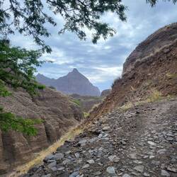 Auf der anderen Seite geht es wieder hoch.