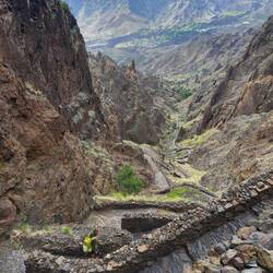 ...und wieder ein steiler Abstieg.