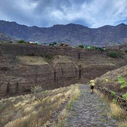 Dann müssen wir noch in eine Ribeira absteigen.