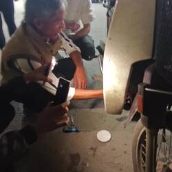 Als der Roller nicht ansprung, habe wir versucht zu helfen