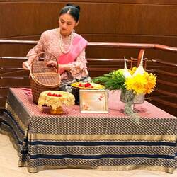 Die Dame knüpfte die Blumenarmbänder 🌺