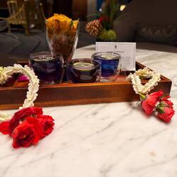 ...zur Begrüßung gabs Tee und diese duftenden Blumenarmbänder