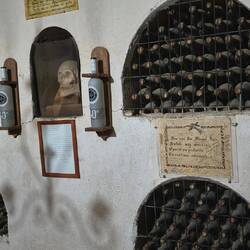Der etwas morbide Weinkeller des Brennerei-Gründers