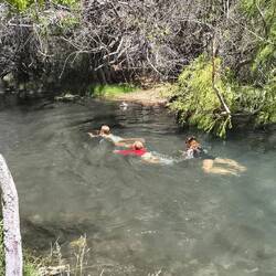Und nach dem Wandern die Abkühlung im eiskalten Bergbach