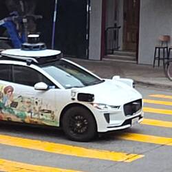 Eine Menge selbsfahrender Autos, an einer Kreuzung 4 von 5 😲