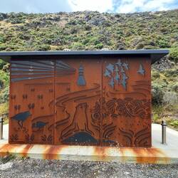 Öffentliche Toilette mit Plumpsklo auf dem Bikeweg zum alten Leuchtturm Eastbourne (Wellington)