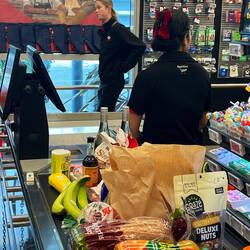 Die Kassierin wartet auf die zweite Person