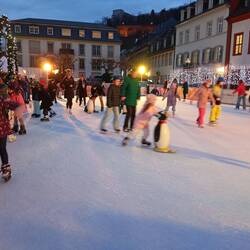 Eislaufen auf dem Weihnachtsmarkt