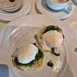 Letztes Frühstück am Schiff - mein geliebtes Egg Florentine