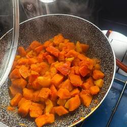 Mittagessen Kürbis mit Gulasch