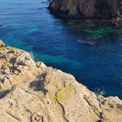 Man muss die rechte Hand ins Zentrum und die linke Hand auf das Ende der Strahlen legen