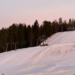 Auch das Pistenfahrzeug ist schon unterwegs