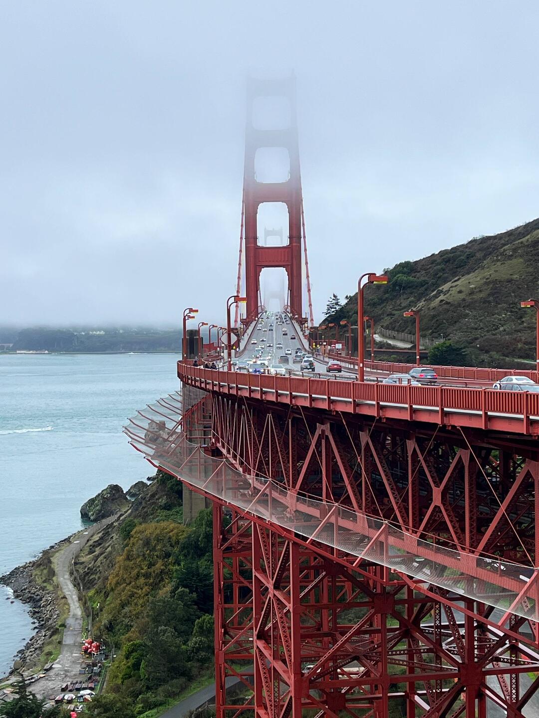 Gleich 2 Sehenswürdigkeiten auf einmal, der berühmte Nebel und die Brücke