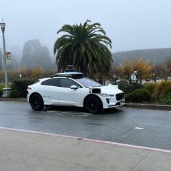 WAYMO autonom fahrendes Taxi von Google bzw. Alphabet, der Mutter