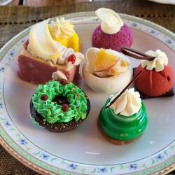 3.Gang Petit Fours (ein Teller davon pro Person)