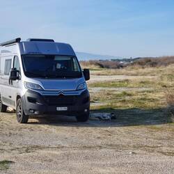 ... und lässt sich nicht von Selahs Nähe abbringen?