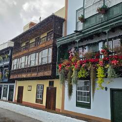 ... die typischen Blumenbalkone der Stadt ...