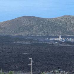 ... überall auf dem Lavafeld wird gearbeitet, um die Infrastruktur wieder herzustellen ...