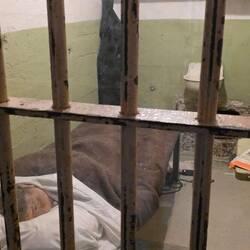 Künstlicher Kopf zur Tarnung der Flucht