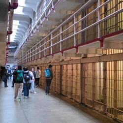 Mittlerer Zellengang, Broadway genannt