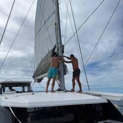 Zwei junge Männer an Bord, welche tatkräftig mit anpacken!