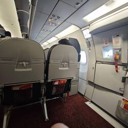 Im Flugzeug roch es zwar etwas nach Urin, dafür hatte ich Beinfreiheit 🤣