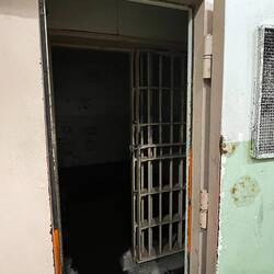 Einzelhaft - doppelte Türen- kleines vergittertes Fenster- waren immer 23 Std. eingesperrt.