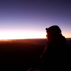 Noch steht der Mond hoch am Himmel