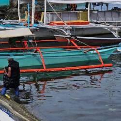 Am Hafen: Beim Baden kann es auch kalt werden. Jacke und Hose Pflicht!