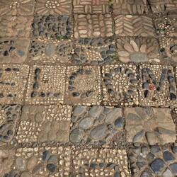 Nette Idee für die Einfahrt zur Weberei Binuatan Creations.