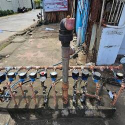 Wasserzähler sind im Freien angebracht.