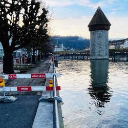 La torre que pareciera naufragar