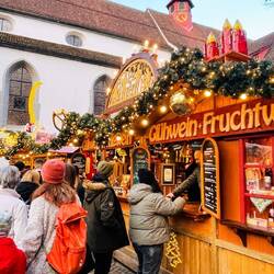 Cada rincón huele a vino caliente, canela y abrazos de invierno.