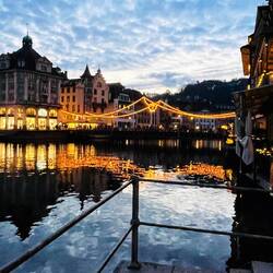 Todo parpadea: las luces, el río y las sonrisas.