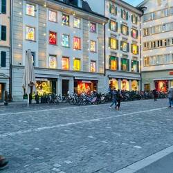 Cada ventana parece esconder un cuento de Adviento.