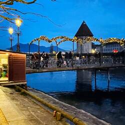 Paso peatonal con guirnaldas