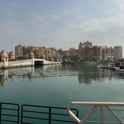 Die Marina am "The Pearl", Luxus pur , Shops von Bentley,Ferrari ,Porsche, Triumph....