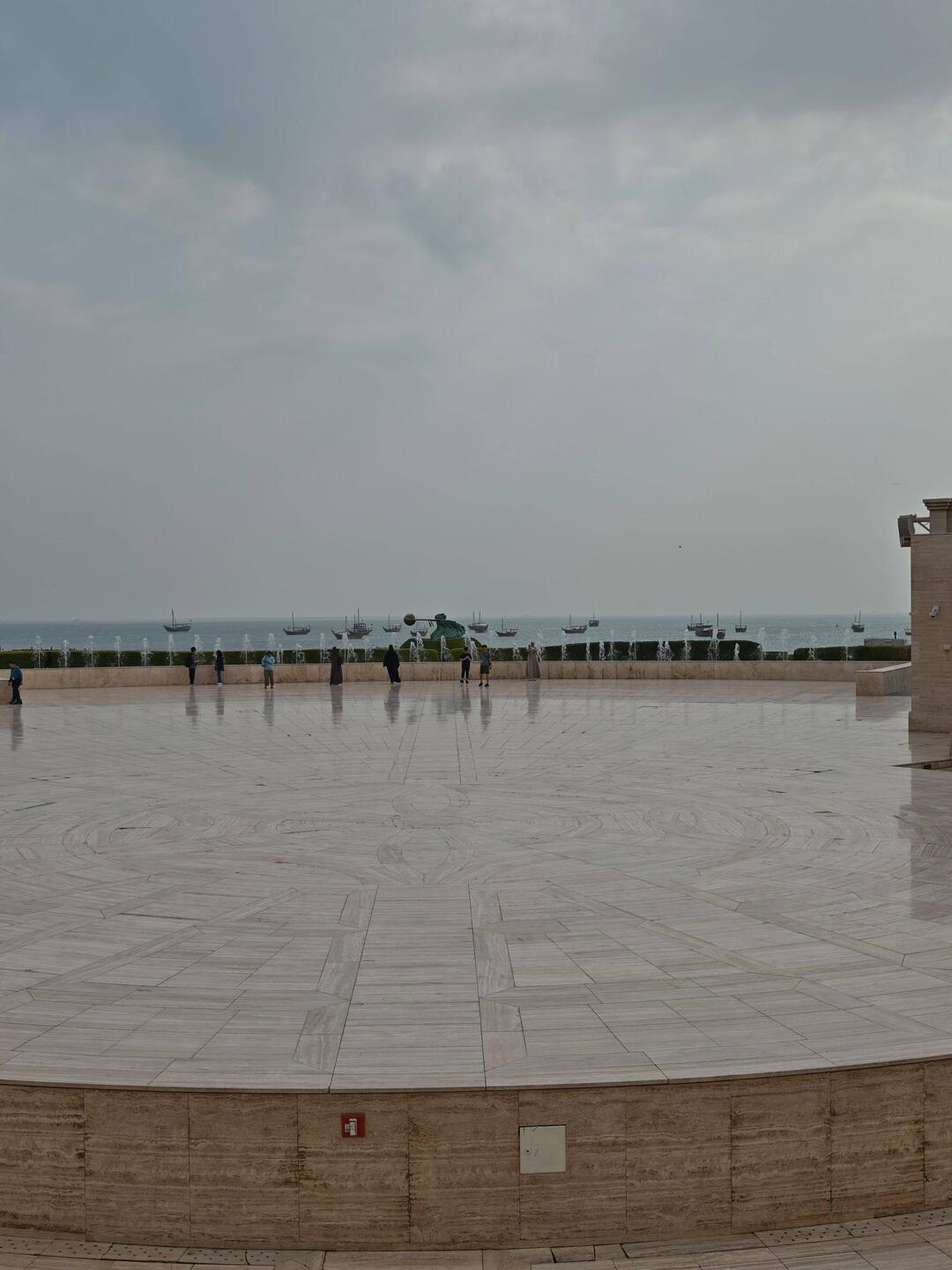 das Amphitheater mit Blick auf den persischen Golf