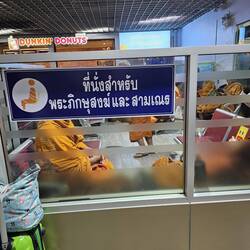 Mönche haben im Busbahnhof privilegierte Wartebereiche