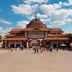 Hinter diesem Tor liegt Myanmar. Der Grenzübergang befindet sich im rechten Flügel.