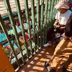 Im Dorf Verkauf durch Grenzzaun und Stacheldraht