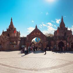 Eingang zum Touristendorf