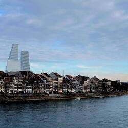 Gebäude der "Roche Pharma" überragen die schöne Altstadt