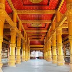 Und so sieht's innen aus. Eine riesige leere Halle.