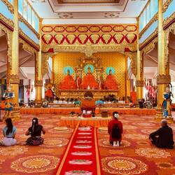 Hier wird der Amitabha 阿弥陀佛 verehrt.