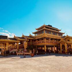 Auf dem Areal des Dai-Königspalastes. Dieser Tempel war sehr gut in Schuss.