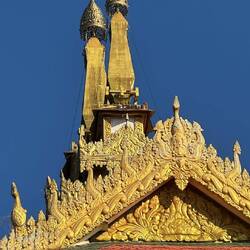 Mit reichlich Gold verziert.